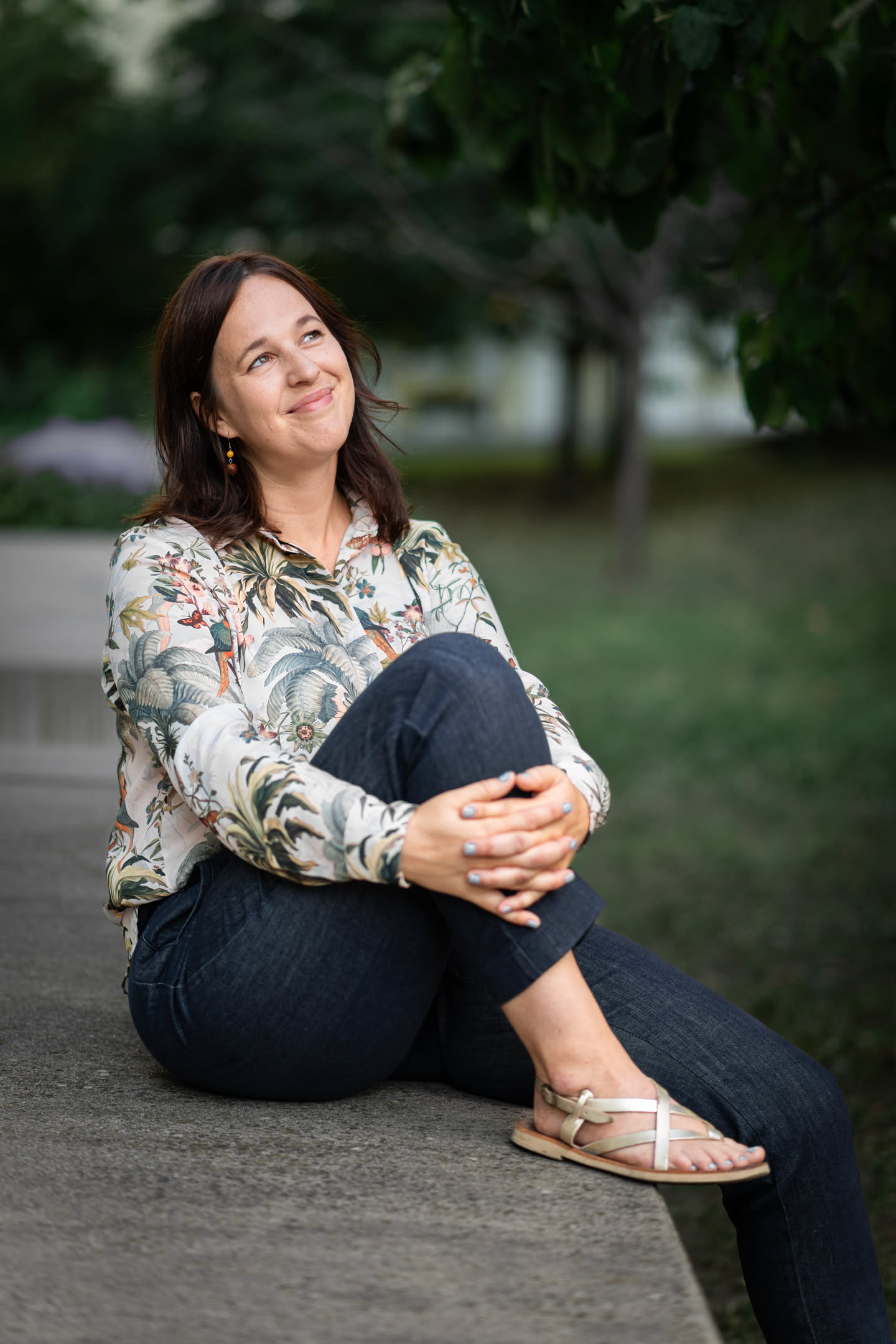 Mag.a Barbara Binder, sitzend im Grünen